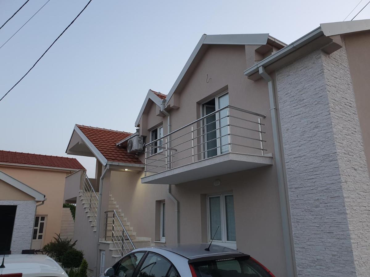 Apartman Tolosi Podgoriţa Exterior foto